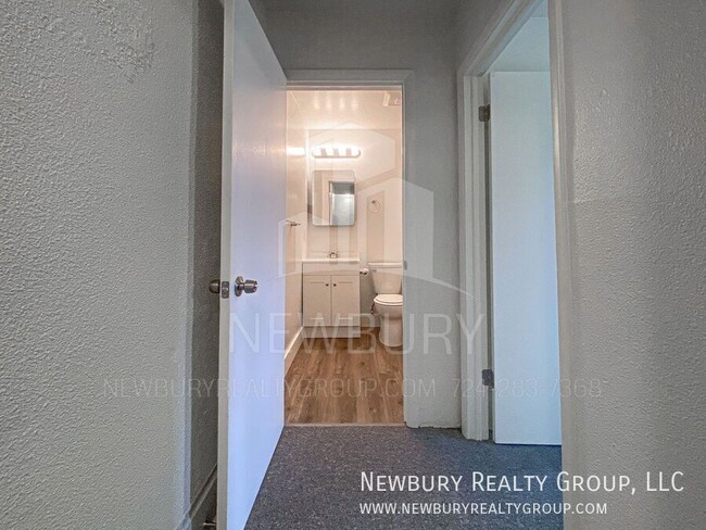 Building Photo - Spacious & Updated 2-Bedroom Row Home – Mo...