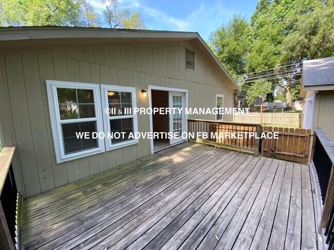 Building Photo - 512 W 86th St