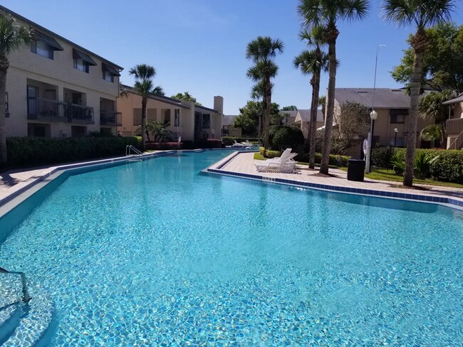 Building Photo - Avalon 2Bedrooms/1Bath Condo with front-row pool view!