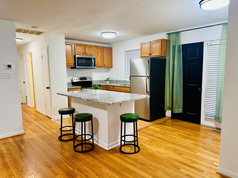 Building Photo - 1216 W Leigh St