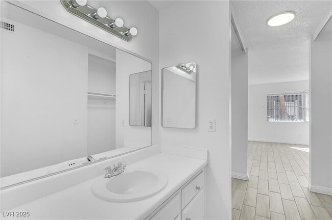 Building Photo - 1405 E Vegas Valley Dr