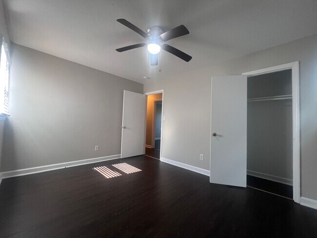 Building Photo - 3605 Somerset Dr