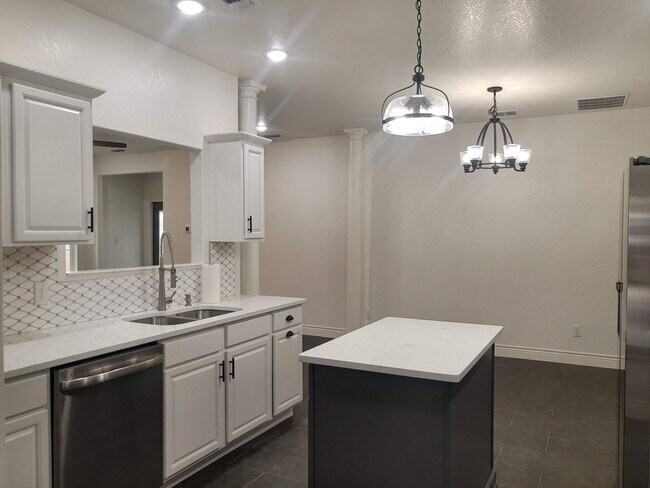 Building Photo - Kerrville, TX  Custom Build Home Ready for Immediate Move In