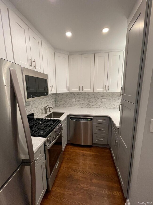 Building Photo - 5730 Mosholu Ave