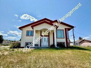 Building Photo - Beautiful home on the outskirts of town!