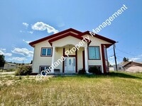 Building Photo - Beautiful home on the outskirts of town!