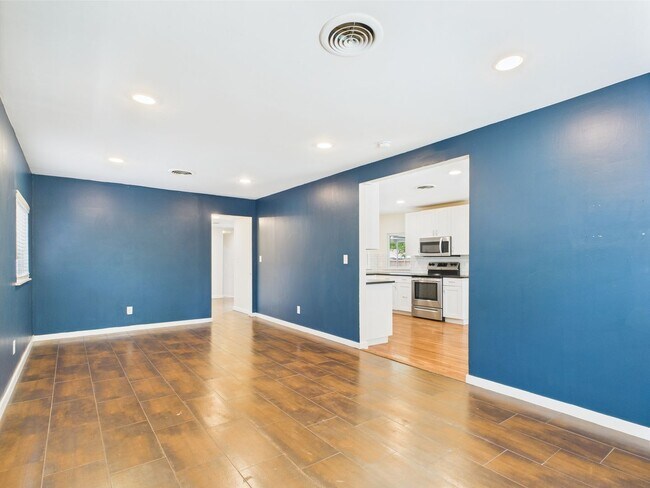 Building Photo - Charming 3-Bedroom Retreat with 2 Full Baths in the Heart of Fredericksburg!