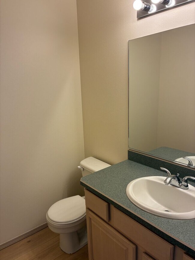 Building Photo - 1302 NE Tucson Way