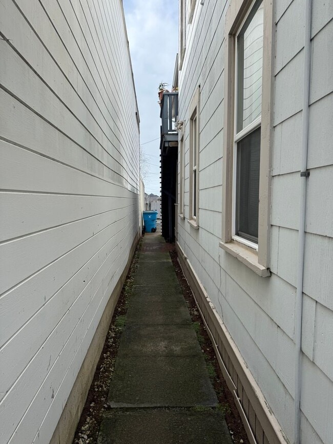 Building Photo - 724 B St