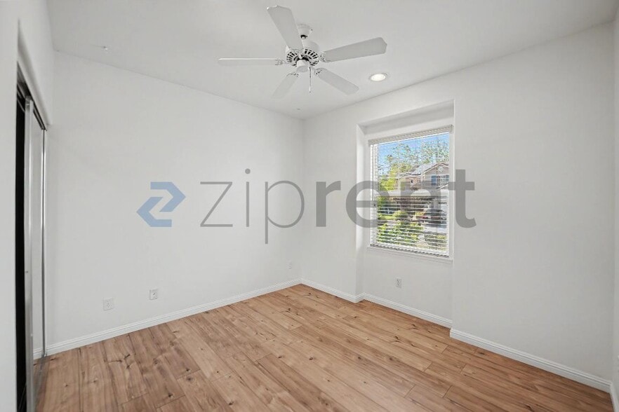 Building Photo - Unit