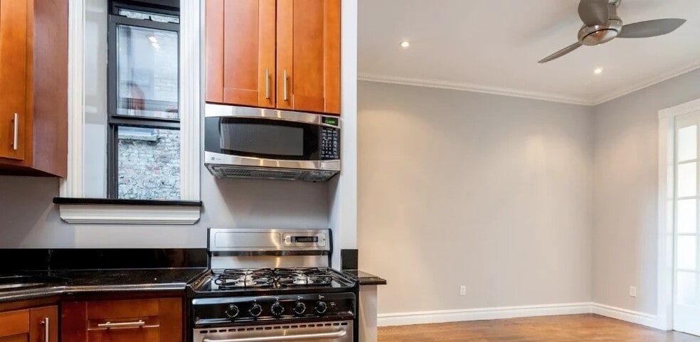 Building Photo - 290 W 12th St