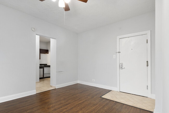 Building Photo - 4520 N Clarendon Ave