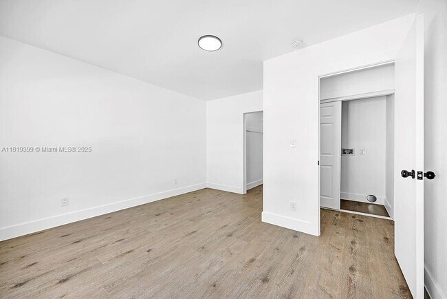 Building Photo - 12400 NE 11th Ct