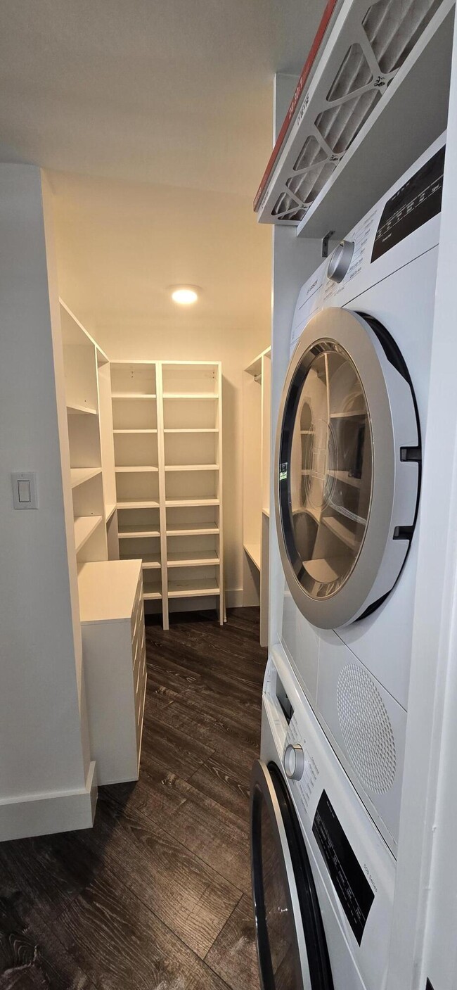 Building Photo - 3300 N Palm Aire Dr