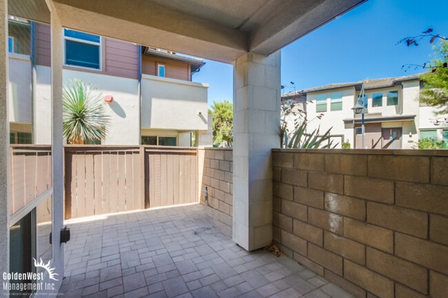 Building Photo - Modern 3Bdm 2.5Ba Townhome in the Heart of...