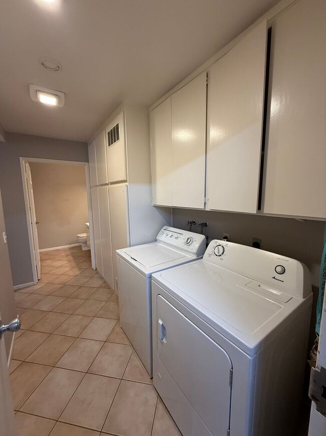 Building Photo - 3 Bedroom, 2.5 Bath Two-Story Townhome in Tierrasanta