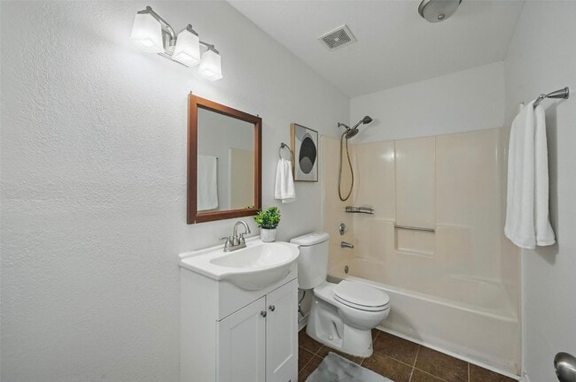 Building Photo - 513 Signal Hill Ct S