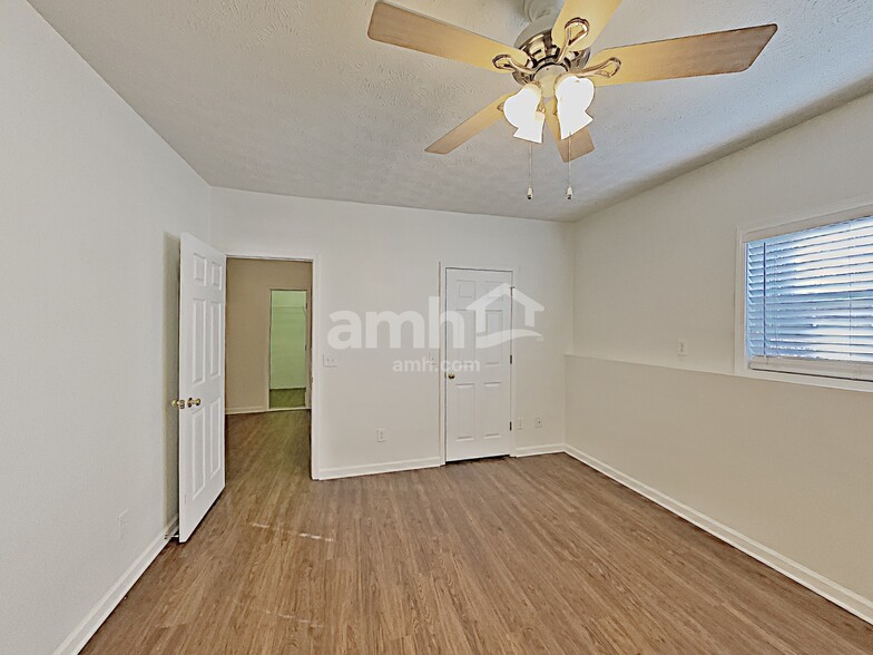 Building Photo - 704 Newcastle Ct