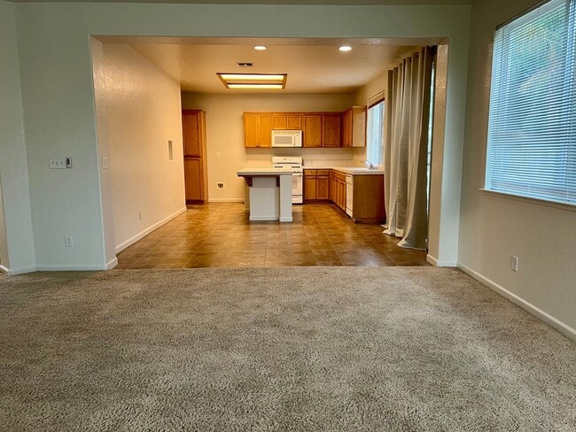 Building Photo - Beautiful and Spacious 5 bed/ 4 bath home ...