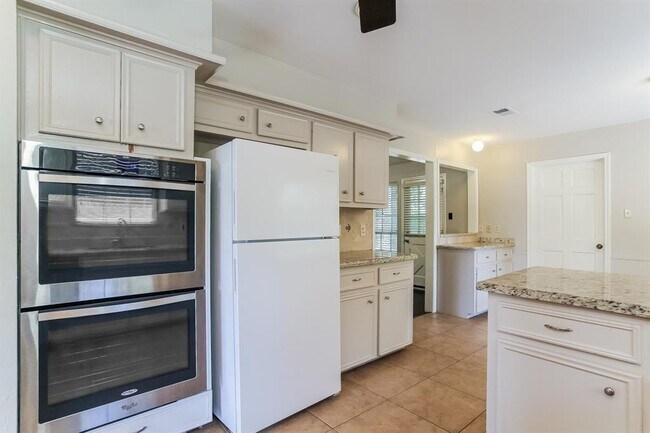 Building Photo - 2402 Pine Terrace Dr