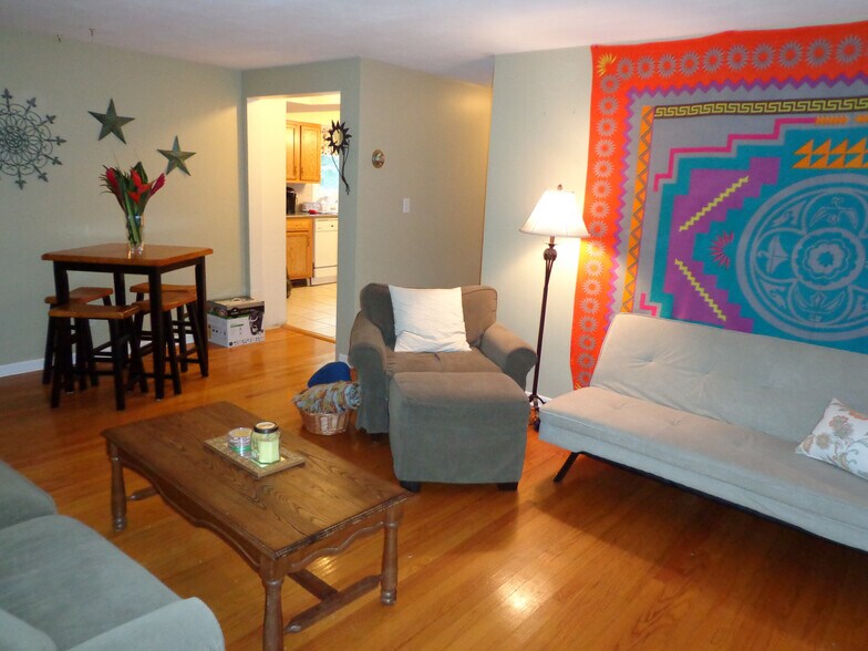 Building Photo - 301 Roosevelt Ave