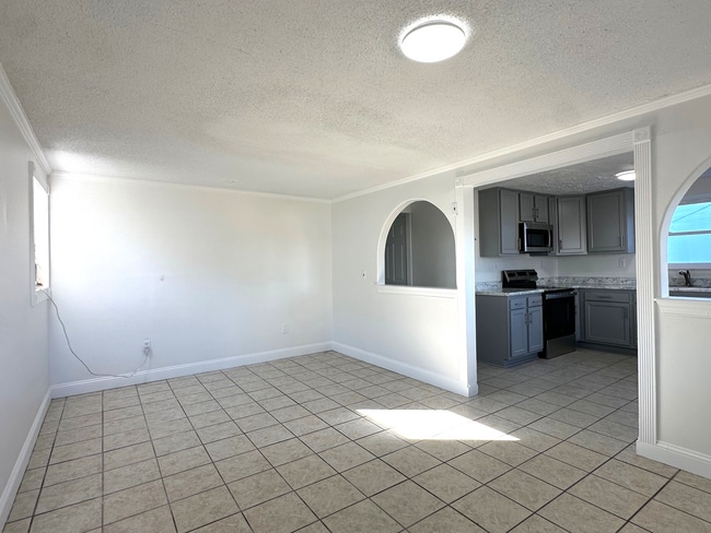 Building Photo - Walk to the beach!