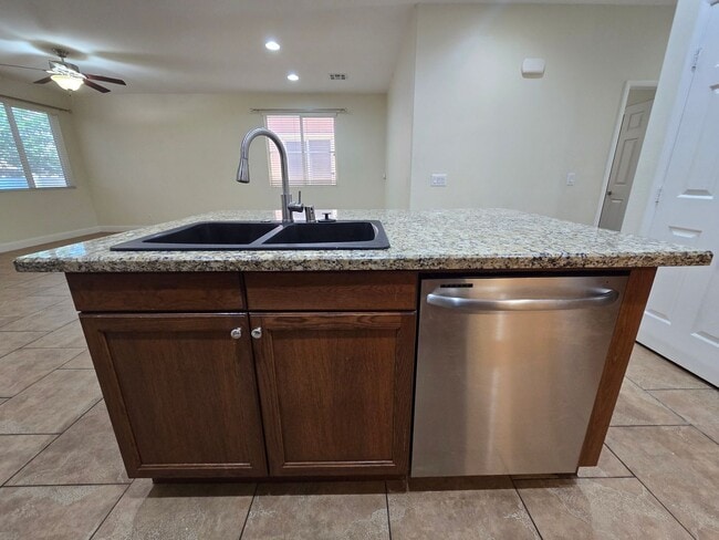 Building Photo - A Beautiful Single Story Townhouse! 3 Bed,...