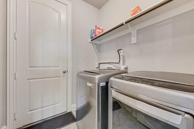 Building Photo - 4037 Hawthorne Dr
