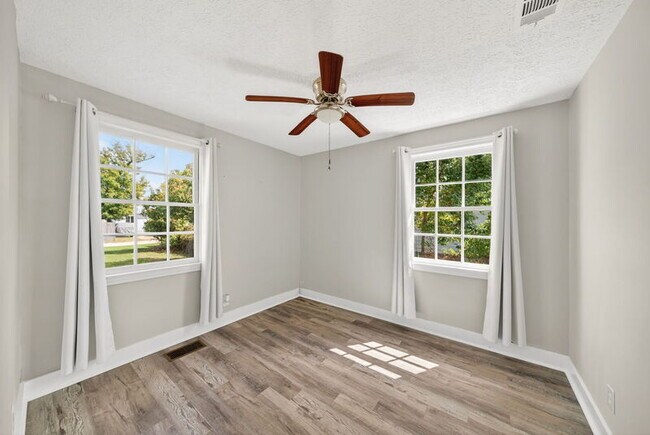 Building Photo - 1114 McKenzie Ave