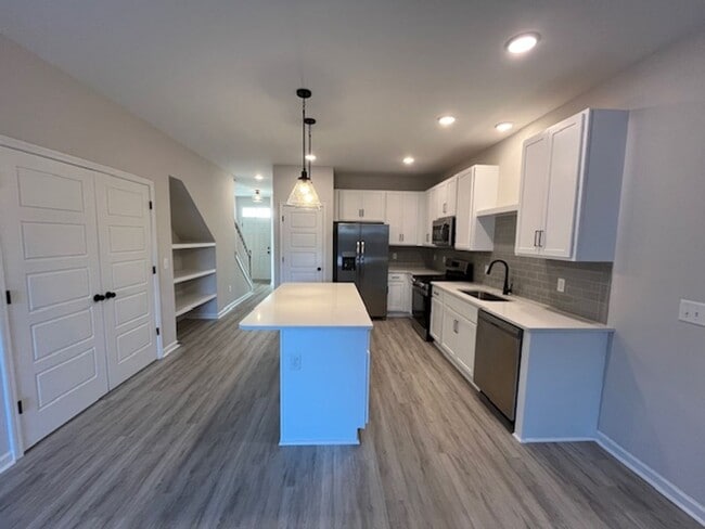 Building Photo - Stunning townhouse located in the heart of...