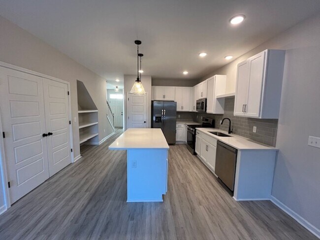 Building Photo - Stunning townhouse located in the heart of Winnabow!