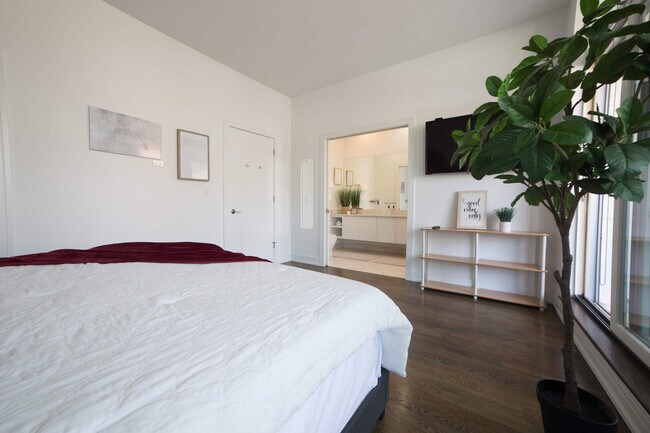 Building Photo - 2048 W Chicago Ave