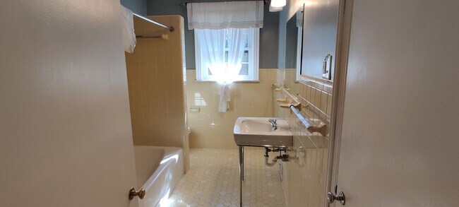 Building Photo - Ranch style home with full basement