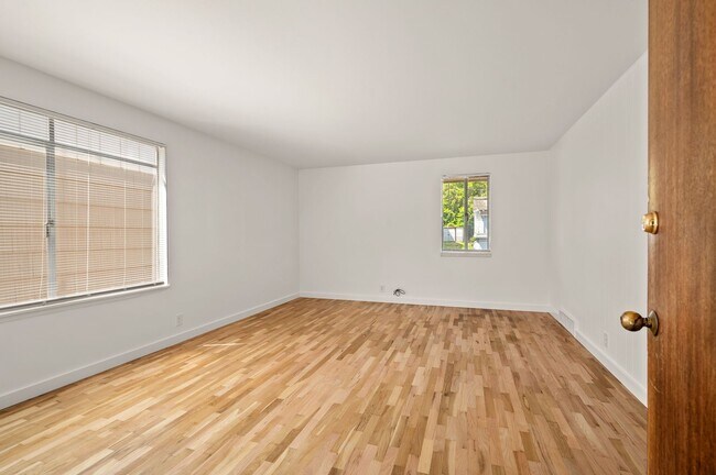 Building Photo - 4837 Fauntleroy Wy SW