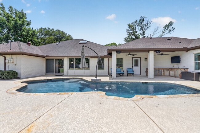 Building Photo - 1400 Emerald Cir