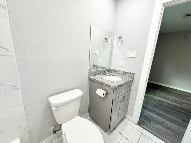 Building Photo - 8215 Crestview Dr