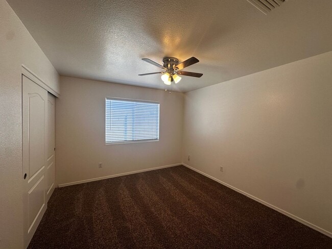 Building Photo - 3 Bedroom 2 Bathroom Duplex