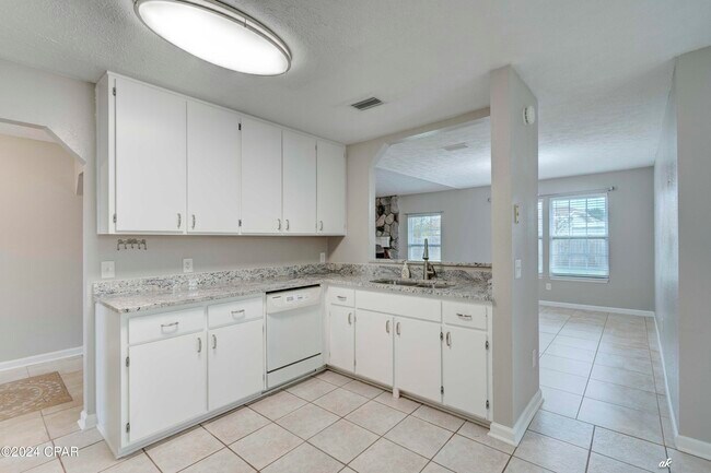 Building Photo - 305 S Star Ave