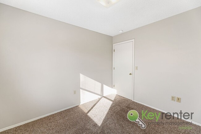 Building Photo - Stunning 3 Bed 2.5 Bath close to highways and shopping!