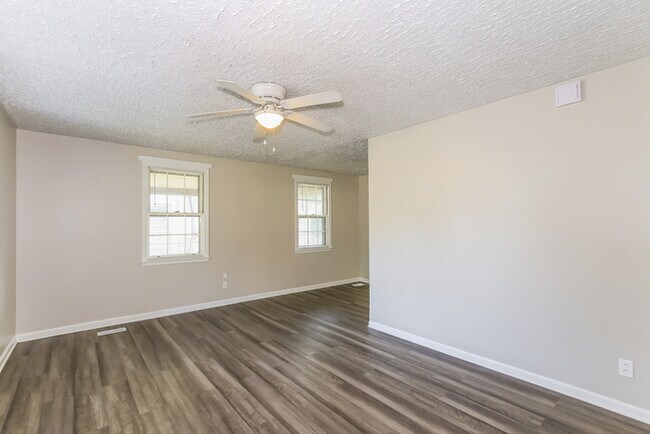 Building Photo - 2512 Elderberry Dr