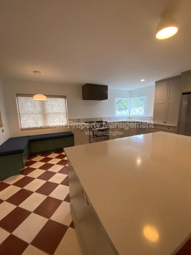 Building Photo - 373 Sierra Dr