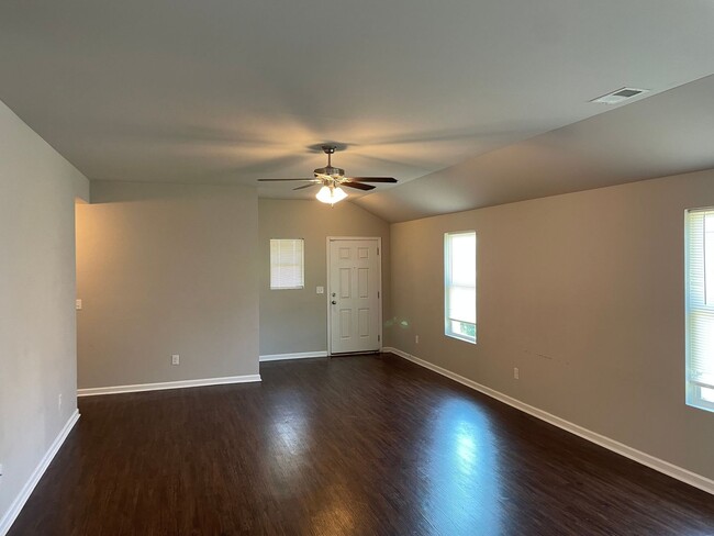 Building Photo - 3 bed, 2 bath Open Floor Plan