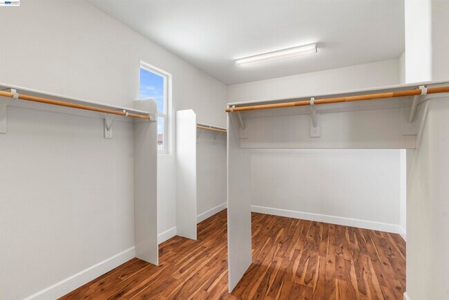 Building Photo - 967 Dainty Ave