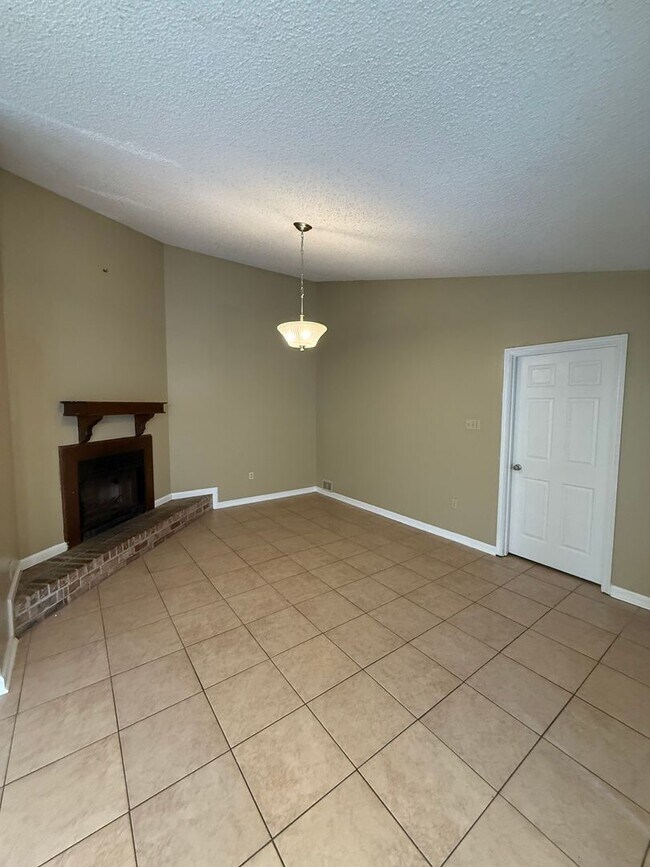 Building Photo - 1126-1128 Willow Creek Dr