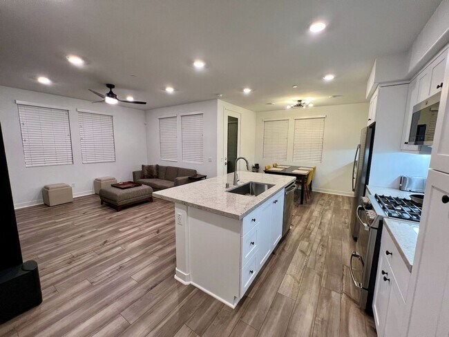 Building Photo - 2 bed 2bath w/attached garage, Pet-friendl...
