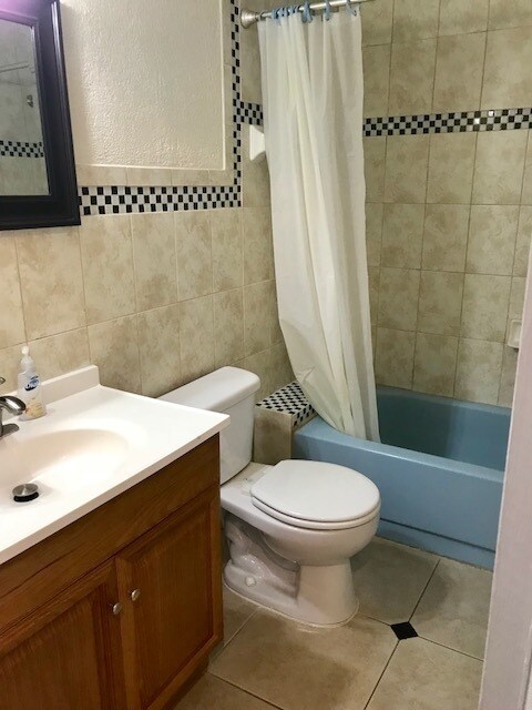 Building Photo - GREAT 3/2/1 SINGLE FAMILY HOME MINUTES TO ...