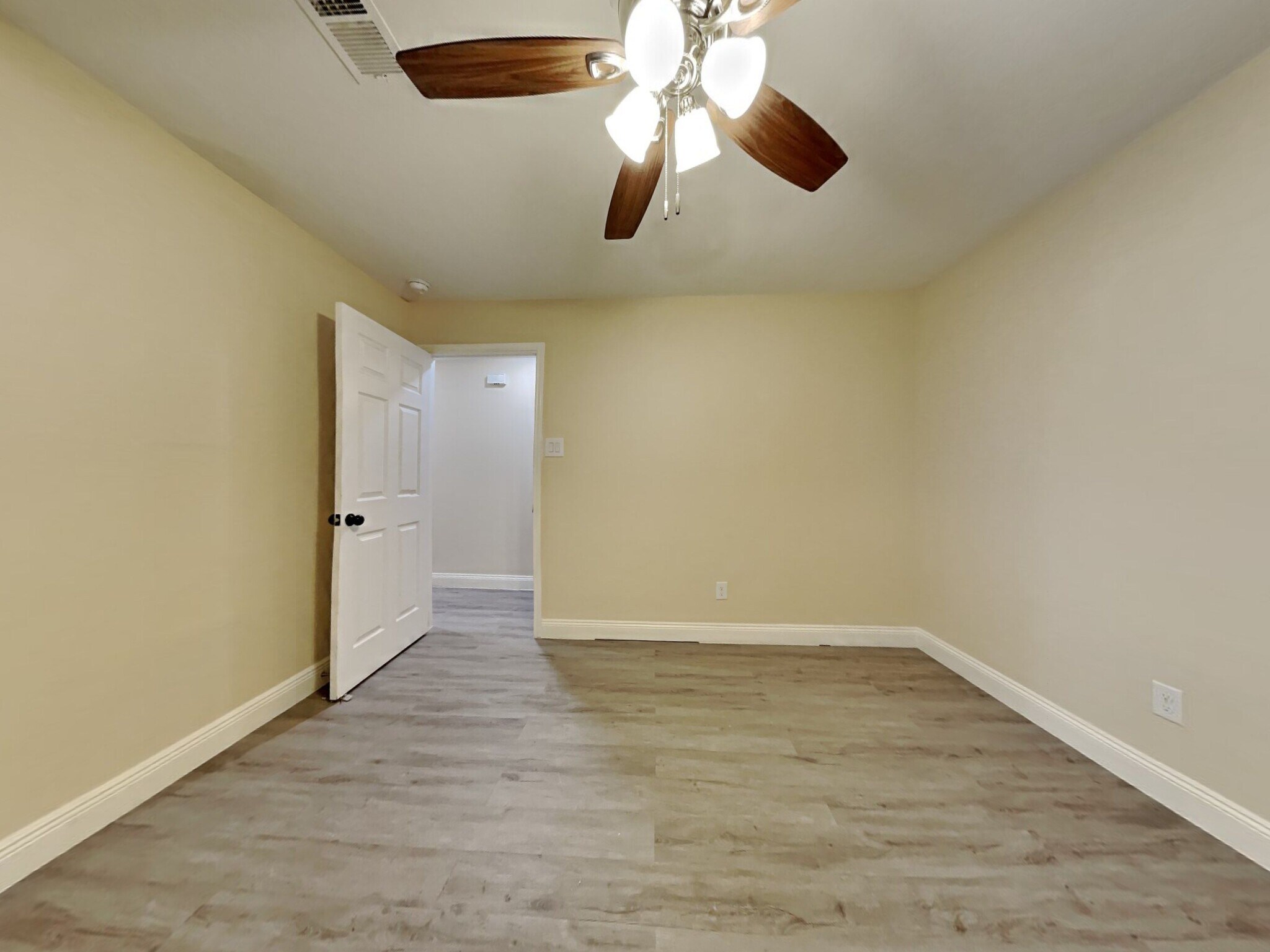 Building Photo - 2905 Shady Creek Dr