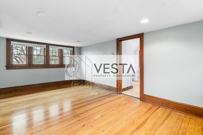 Building Photo - 68 Maple St