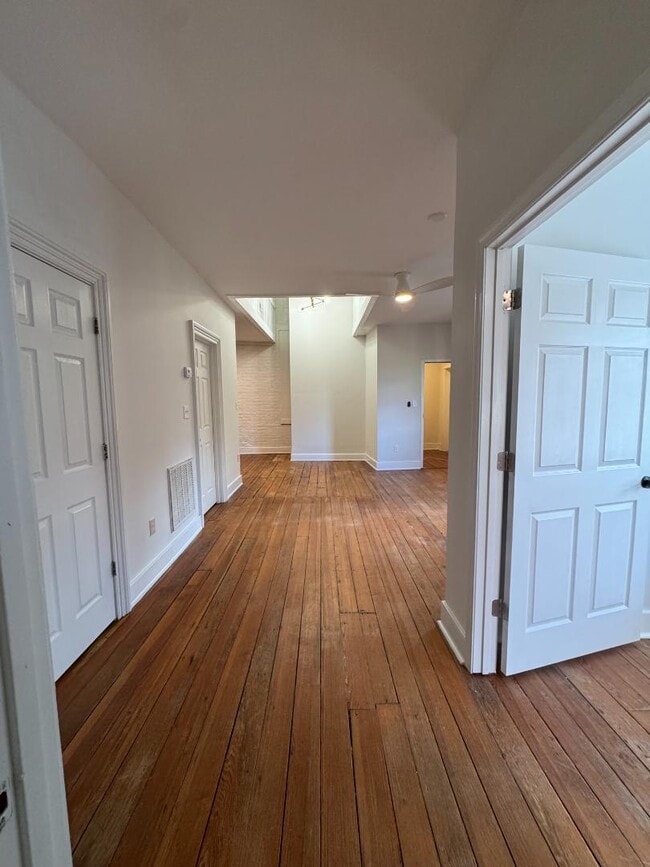 Building Photo - 404 N Sycamore St