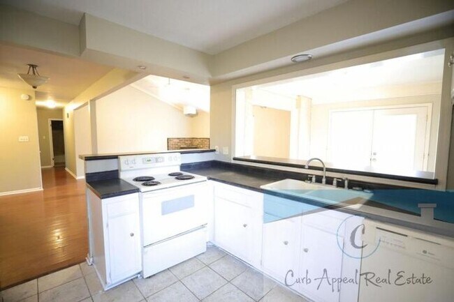 Building Photo - 3 Bedroom 2 Bath Home in Beautiful Neighborhood! A must see!!